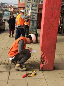 Alumnos de Ingeniería Civil Concepción realizan mediciones para la restauración del edificio Aníbal Pinto.