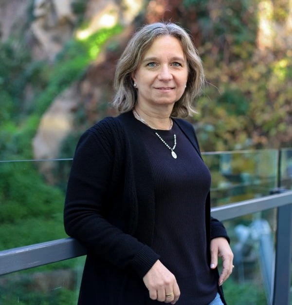 María Isabel Oliver, académica UNAB, comenta a el LUN cómo el pisco sour engaña la percepción de quién lo consume.