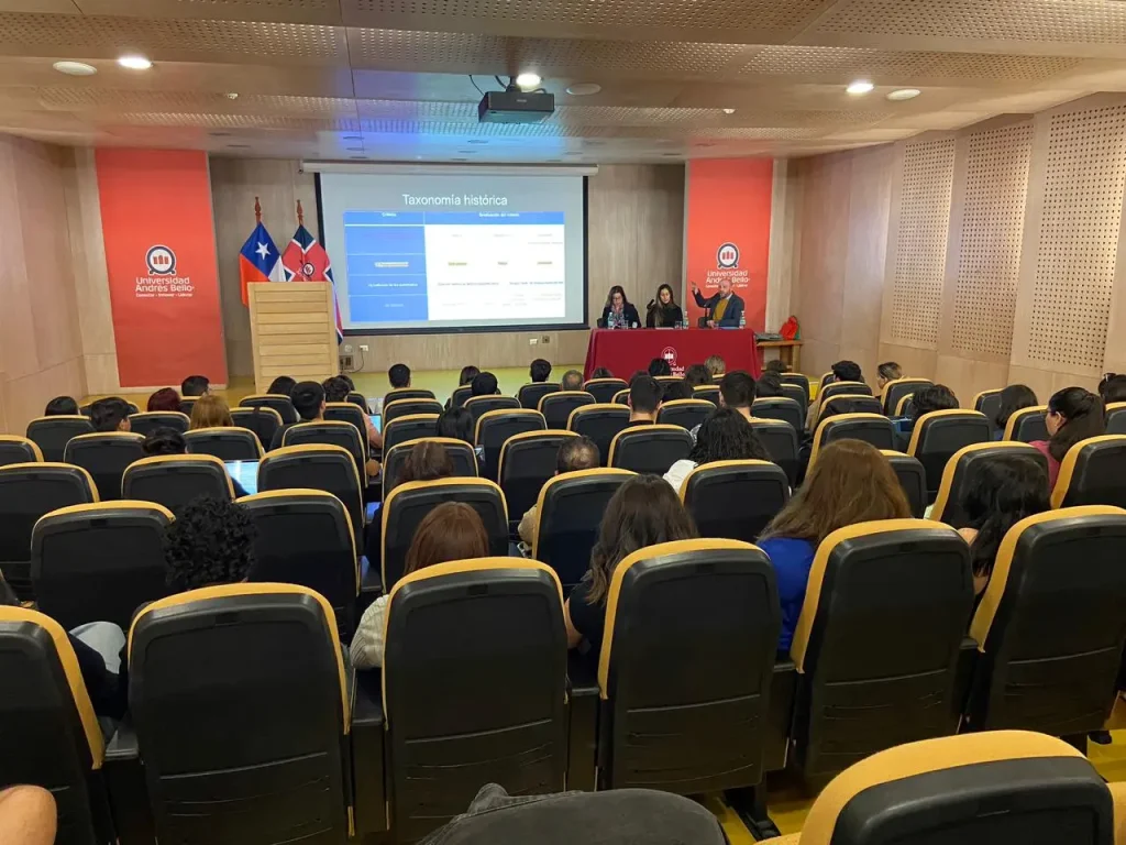 Andrés Bello, sede Viña del Mar, realizó el seminario sobre desinformación para analizar y reflexionar en torno a los desafíos y riesgos que implica esta práctica para el fortalecimiento de la democracia.