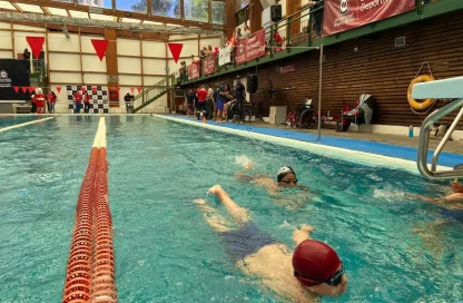 El evento contó con deportistas de los centros Teletón de Valparaíso y Santiago en la piscina del Polideportivo de la UNAB, sede Viña del Mar, con el respaldo de sus familias, quienes los alentaron permanentemente.