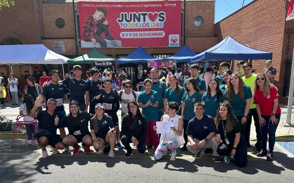 Jóvenes de las carreras de Entrenador Deportivo y Kinesiología UNAB, sede Viña del Mar, guiaron el desarrollo de actividades deportivas con el propósito de motivar y apoyar la Teletón 2024.