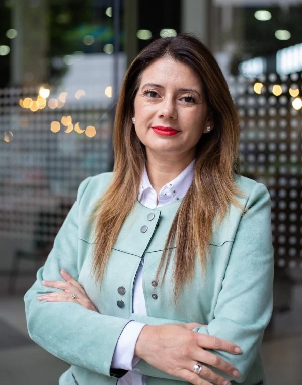 Cecilia Garrido, académica de Obstetricia UNAB, presentó en la Universidad Privada Franz Tamayo los proyectos desarrollados en Chile sobre Salud Comunitaria.