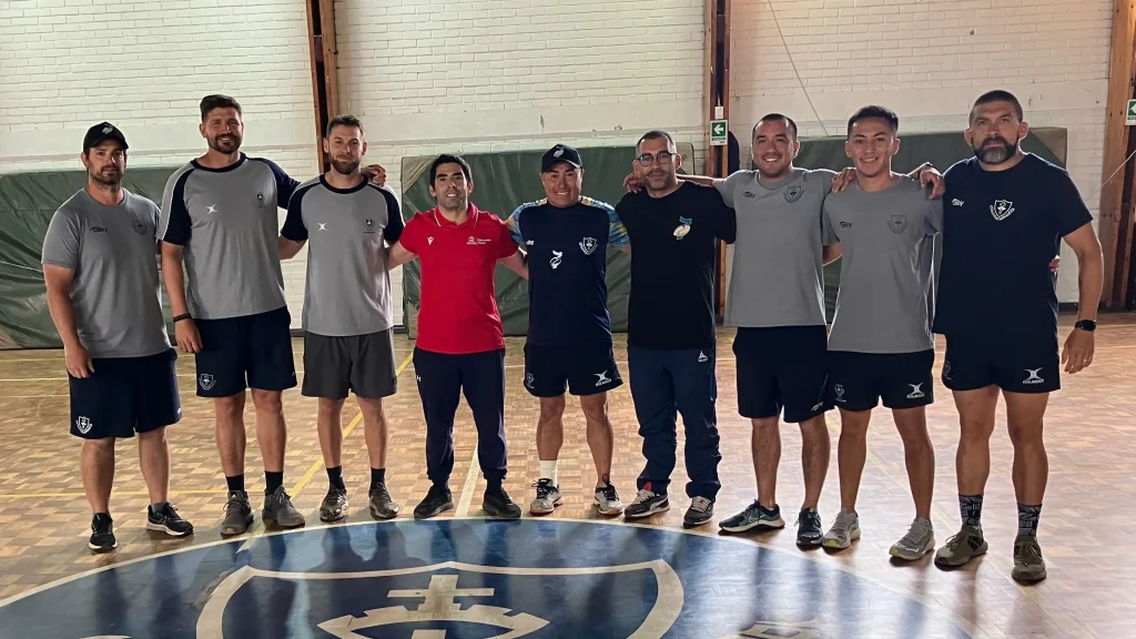 Bruce Gallardo, académico de Educación Física de la UNAB, realizó una capacitación para el Departamento de Educación Física y Deportes de The Mackay School, con énfasis en gimnasia.