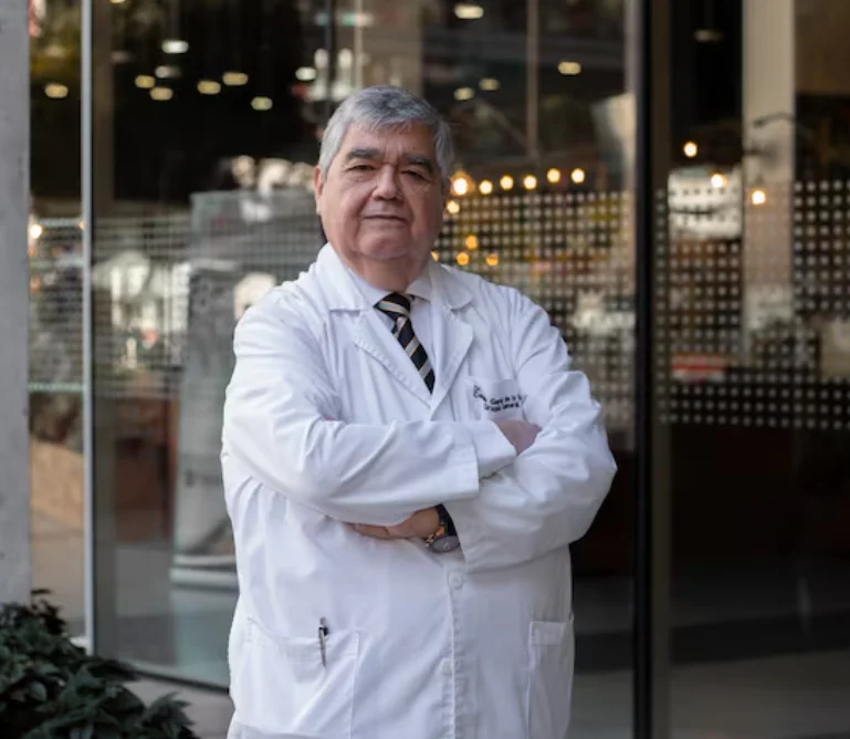 El Dr. Camilo García, director de Medicina de la UNAB, sede Viña del Mar, detalla en profundidad el brote que mantiene en alerta las Seremis de Salud. Biobío Chile, 29 de noviembre de 2024.