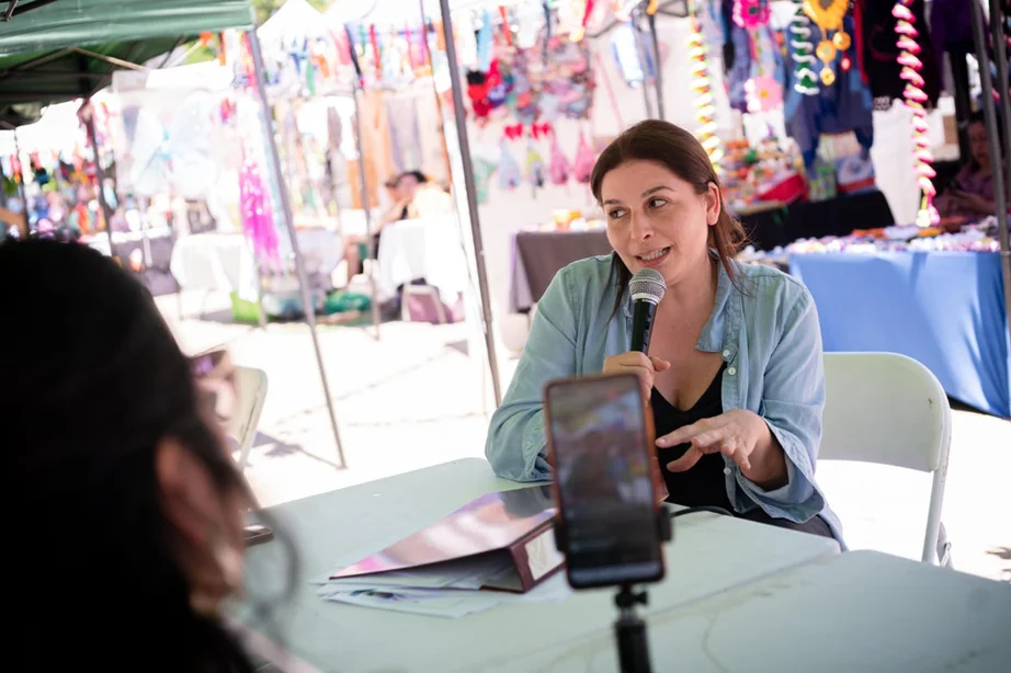 Terapia Ocupacional UNAB, sede Viña del Mar, implementó zonas de descanso y regulación sensorial en la Feria Caleidoscopio en Quilpué, un espacio de integración dedicado a la comunidad neurodivergente y sus cuidadores.