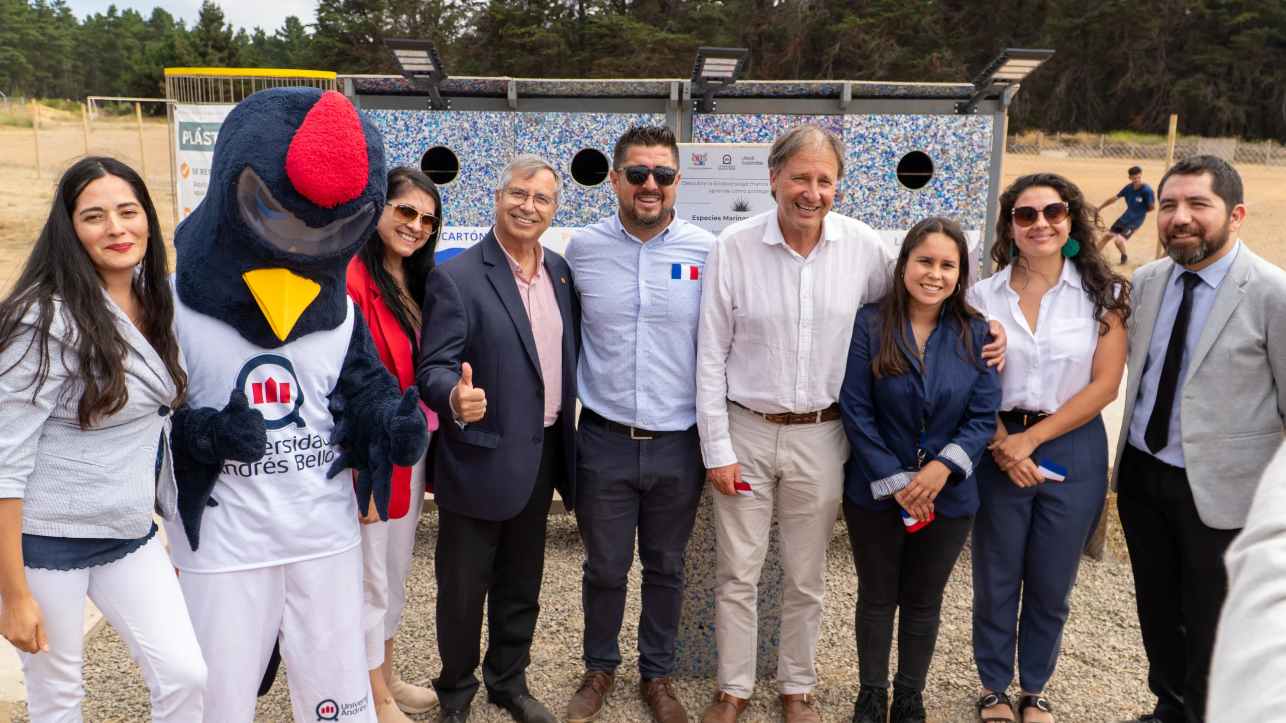 La U. Andrés Bello, a través de su sede de Viña del Mar, junto a la I. Municipalidad de Casablanca y su comunidad inauguraron dos nuevos Puntos Verdes para aportar a la carbono neutralidad y reducción de Gases de Efecto Invernadero.