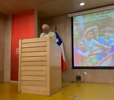 “Infancias: tiempos y espacios con sentidos y transcendencias”, es el libro que lanzaron el académico UNAB Claudio Parra y la Dra. Silvia López, en el que abordan la importancia de las voces de las infancias para el presente y el devenir del mundo.