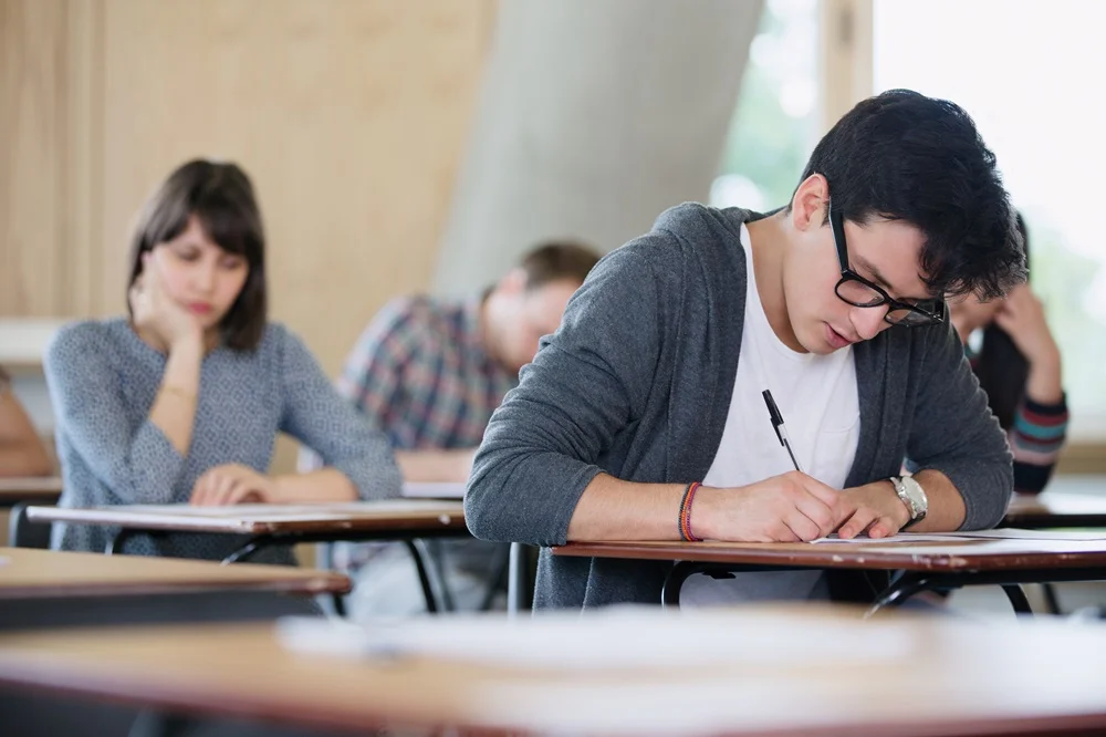 El 6 de enero se conocerán los resultados de la Prueba de Acceso a la Educación Superior (PAES), rendida por 294 mil estudiantes de 4º medio y egresados. Estos puntajes les permitirán postular a las diversas instituciones adscritas al Sistema de Acceso a la Educación Superior.