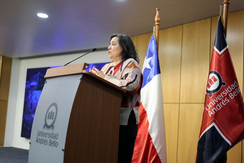 Mabel Cortés Castillo, Directora de Innovación y Desarrollo Docente y Tecnologías para el Aprendizaje, durante la graduación de los 500 docentes en UNAB.