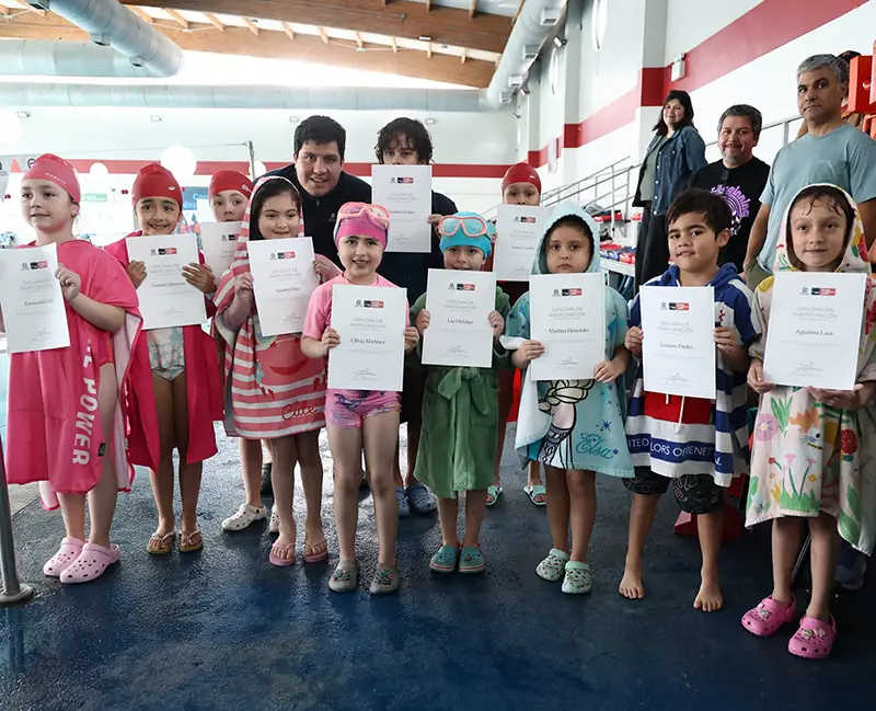 Endowment UNAB culmina taller solidario de natación en Campus Casona de Las Condes