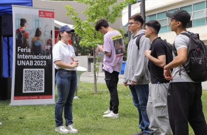 Estudiantes haciendo fila en el Campus Casona por la feria internacional 2024