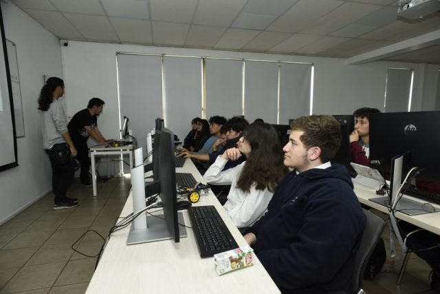 2°-Interescolar-de-Robotica-e-IA-Stgo-Campus-Antonio-Varas-96-900×601