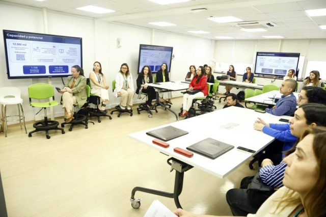 Ceremonia-colaboración-UNAB-–-AESCULAP-CR24-2000×1333