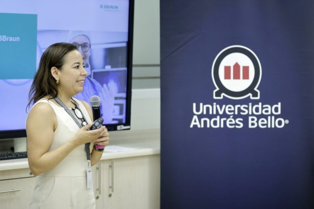 Ceremonia-colaboración-UNAB-–-AESCULAP-CR32-2000×1334