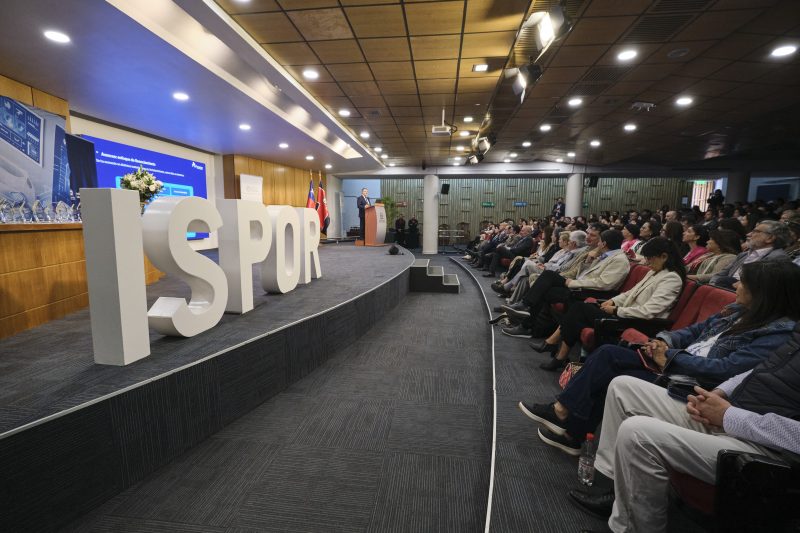 UNAB e ISPOR reconocen las mejores prácticas en economía de la salud en Chile