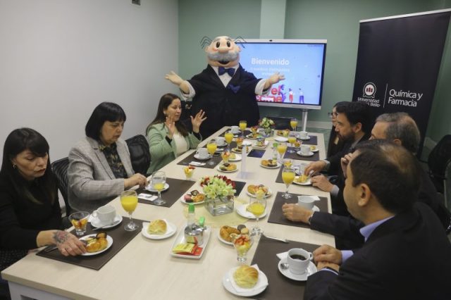 Desayuno entrega Beca Dr. Simi Campus República