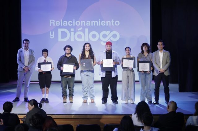 Ceremonia-Cierre-Curso-Sumate-Lideres-Estudiantiles-Sede-Santiago-CR28-800×533-1