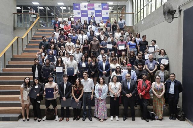 Ceremonia-Cierre-Curso-Sumate-Lideres-Estudiantiles-Sede-Santiago-CR40-800×533-1