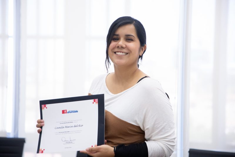 En emotivo encuentro, Farmacias Ahumada entrega beca a estudiante de Química y Farmacia de UNAB