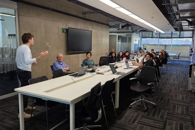 Expertos del Observatorio Vera C. Rubin realizan tutorial para estudiantes y académicos del Instituto de Astrofísica UNAB