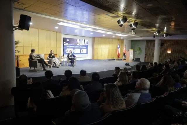 Lanzamiento-del-libro-Clara-y-Mauricio-una-historia-cultural-del-amor-CR65-700×467