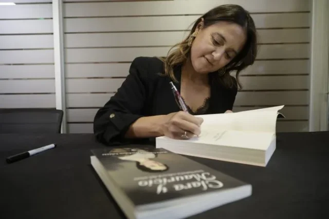 Lanzamiento-del-libro-Clara-y-Mauricio-una-historia-cultural-del-amor-CR79-700×467