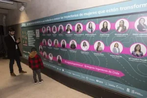 Inauguración gigantografía ingenieras en Metro de Santiago.
