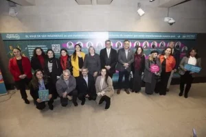 Inauguración gigantografía ingenieras en Metro de Santiago.
