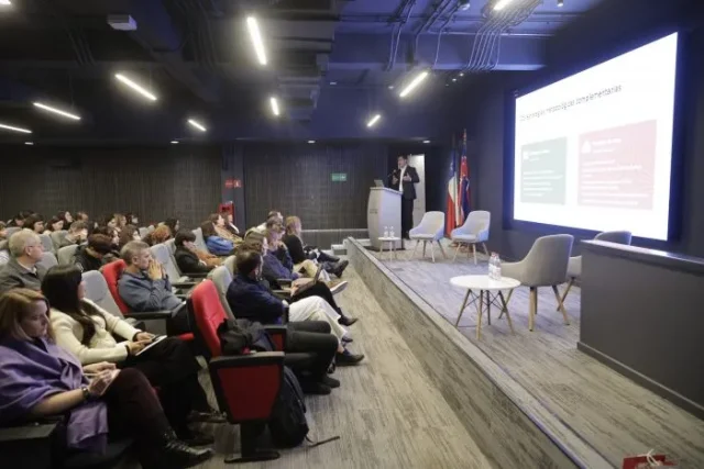 Seminario-internacional-Panorama-de-la-salud-de-adolescentes-y-jóvenes-en-situación-de-calle-en-América-Latina-CR42-700×467