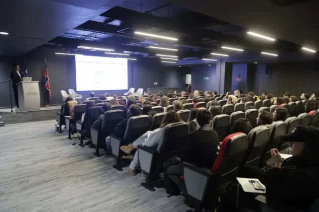 Seminario-internacional-Panorama-de-la-salud-de-adolescentes-y-jóvenes-en-situación-de-calle-en-América-Latina-CR46-700×467 (1)