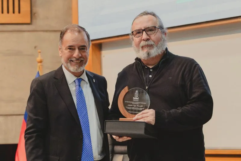 Universidad de Chile reconoce trayectoria y aporte a la docencia del académico UNAB Andrés Vega