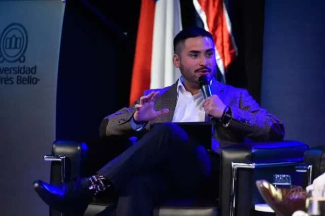 Conversatorio Impulsando el desarrollo profesional Historias reales de egresados Advance (2)