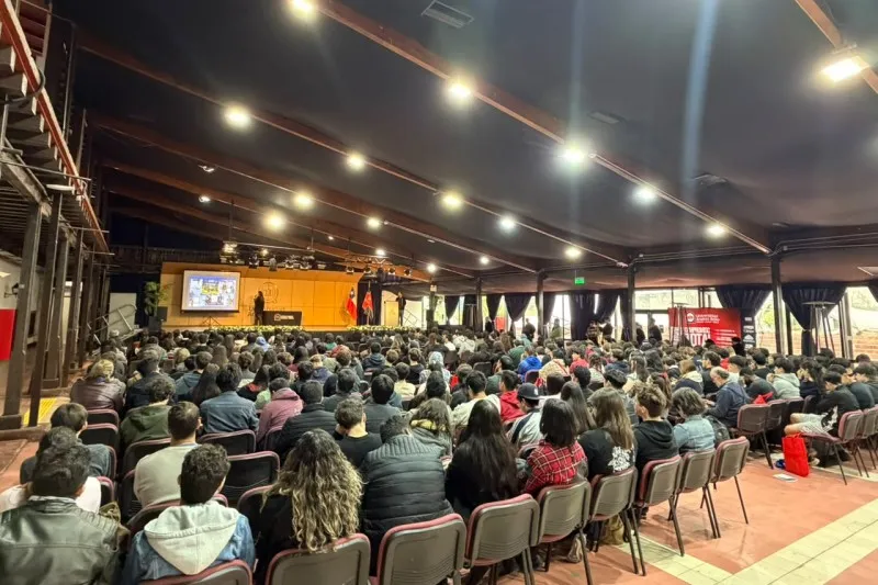 Olimpiadas de Física reúnen a estudiantes de enseñanza media en Campus Casona de UNAB
