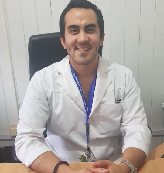 Joven médico y director de un hospital reestructura a su equipo para enfrentar el Covid-19 | Orgullo UNAB | Escuela de Medicina