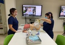 Estudiantes retoman clases presenciales en Hospital de Simulación con sistema HyFlex, pionero en aprendizaje en línea 