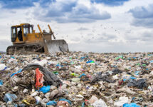 ¿Cómo afecta el 18 al medio ambiente?: Experto advierte que en septiembre aumentan hasta un 30% los residuos contaminantes